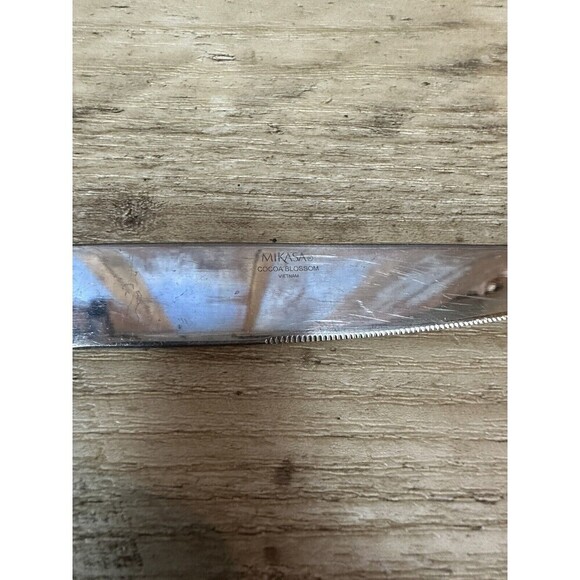 Mikasa Cocoa Blossom Stainless Dinner Knife with surface scratching - Picture 3 of 3